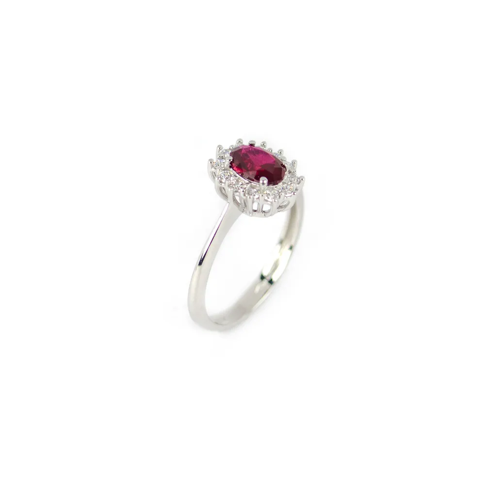 Anello con pietra rossa ovale e zirconi in oro bianco