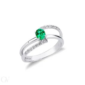 Anello in oro bianco 18k con smeraldo e diamanti.