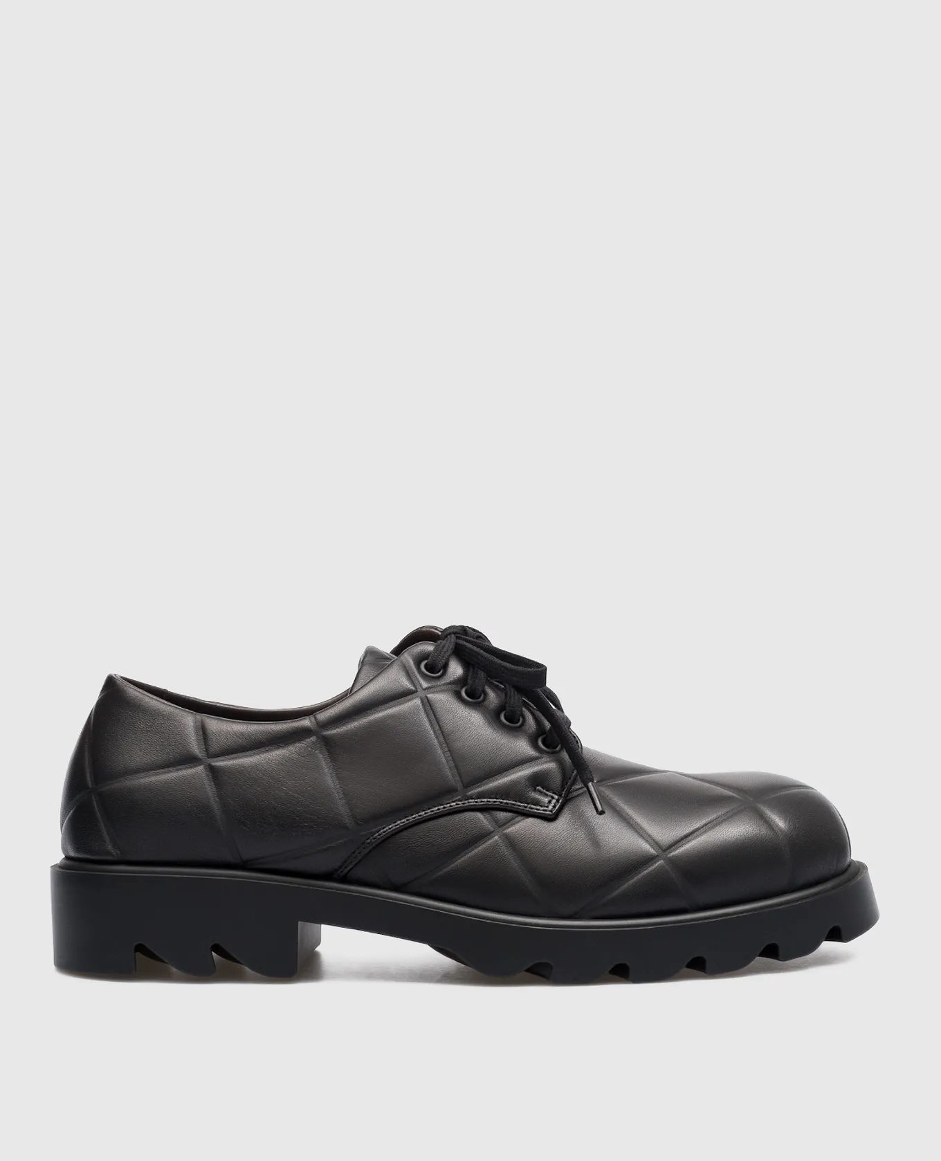 Bottega Veneta Derby in pelle nera con motivo geometrico 709000V02X0