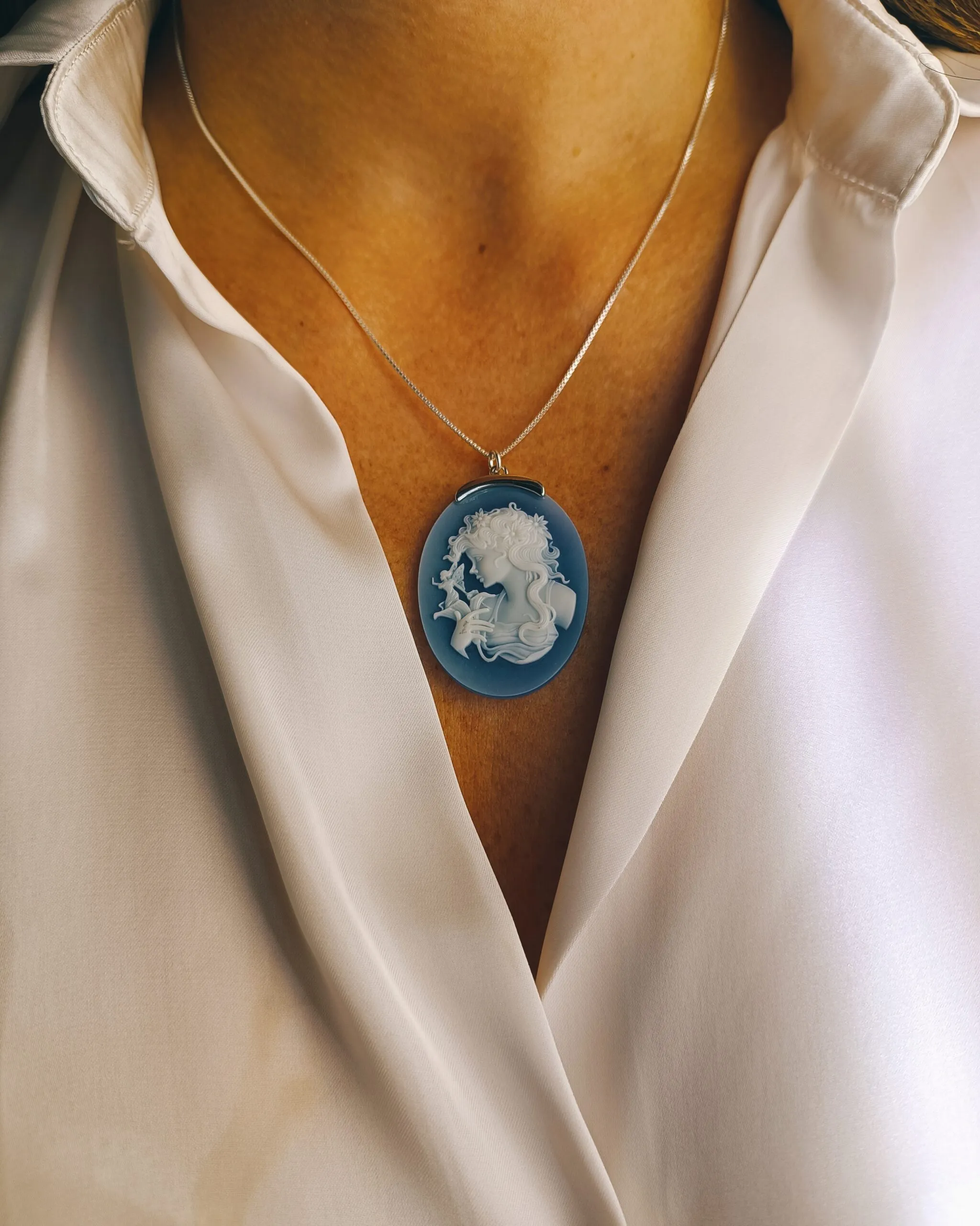 Collana a Catena in Argento 925 con Ciondolo Cammeo in Agata Blu