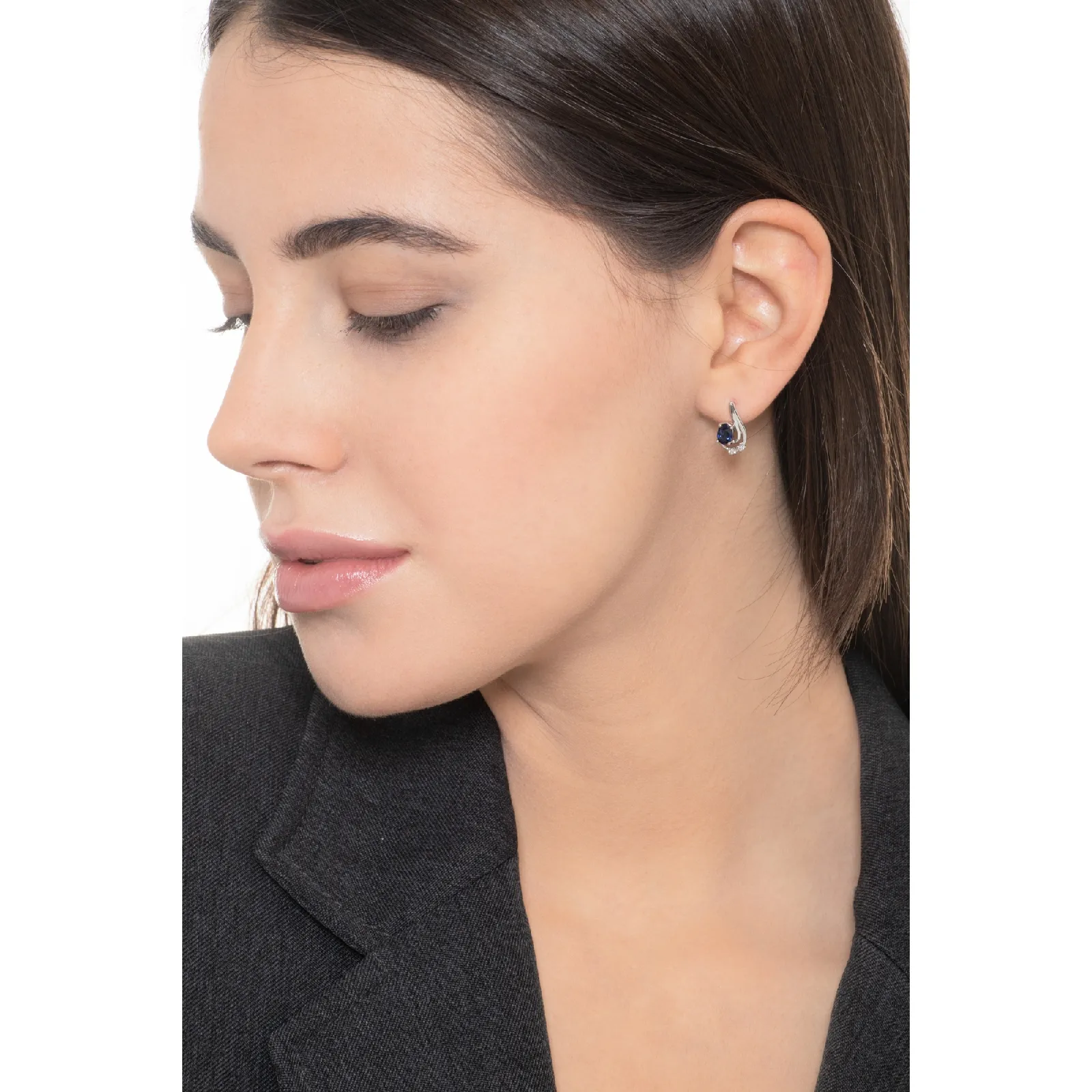 Orecchini in oro bianco 18k con zaffiro blu ovale e diamanti