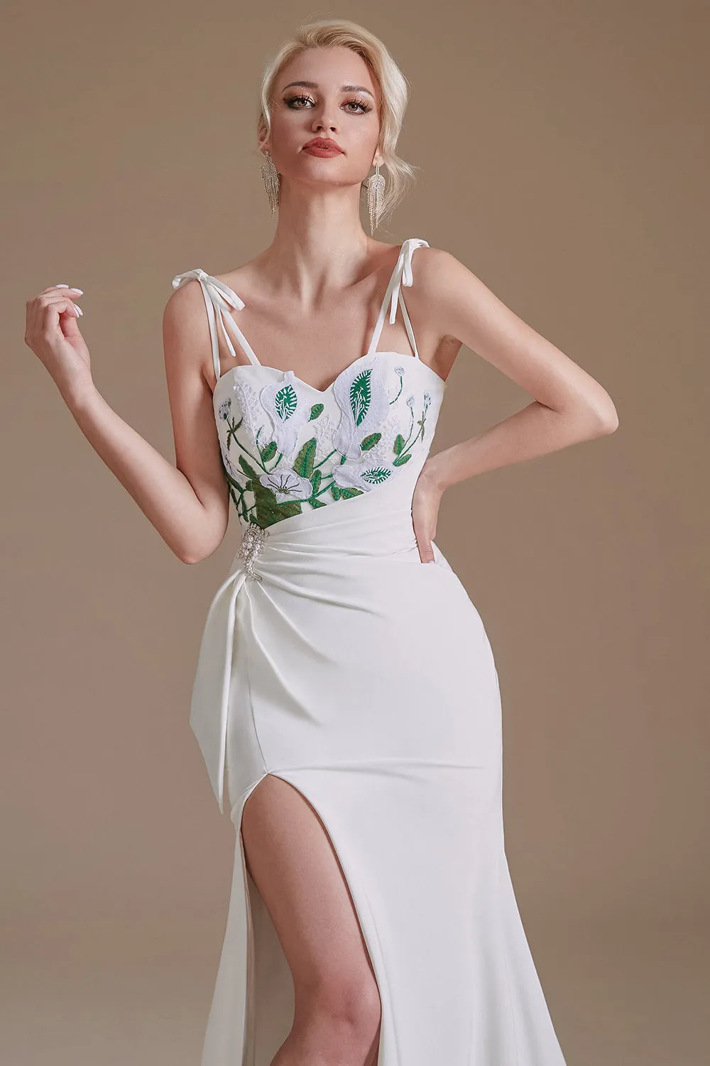 Sirena bianca Backless Sweep Train Abito da sposa con applicazioni